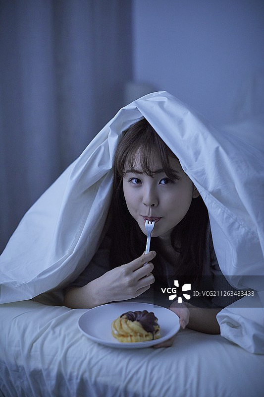 在床上的年轻日本女人图片素材