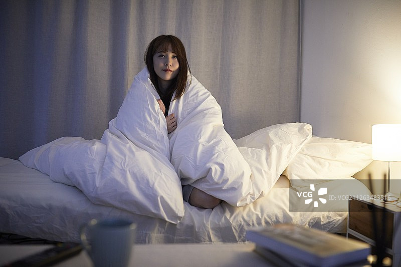在床上的年轻日本女人图片素材