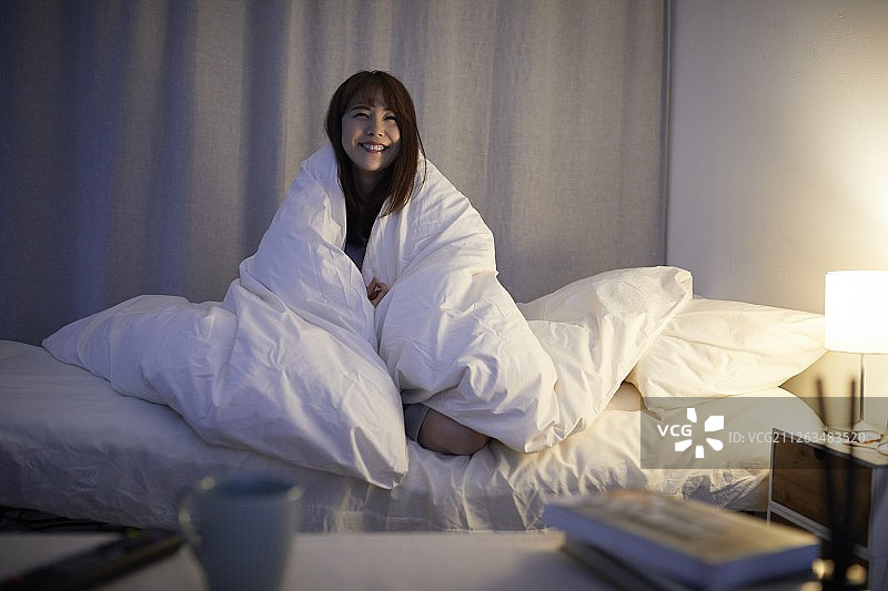 在床上的年轻日本女人图片素材