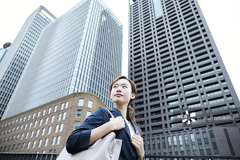 在市中心的日本年轻女商人图片素材