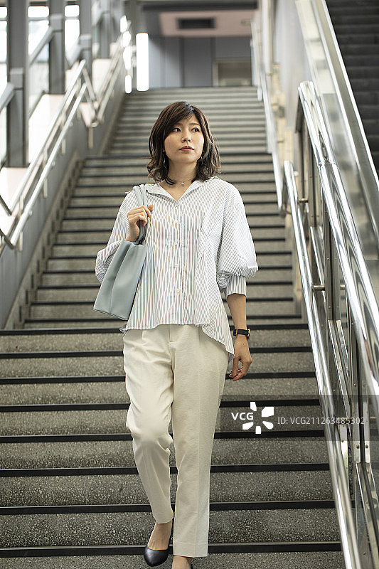 市中心的日本女人图片素材