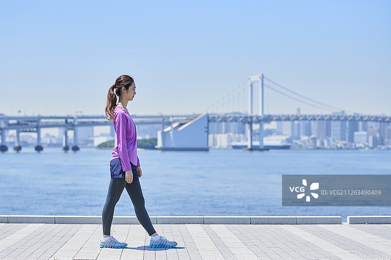 在东京闹市区跑步的日本年轻女子图片素材