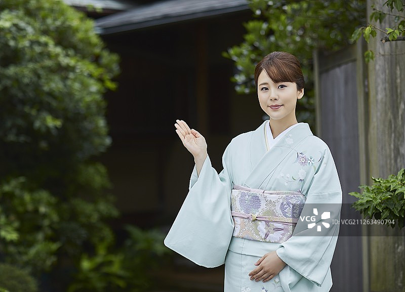 穿着传统和服的年轻日本妇女图片素材