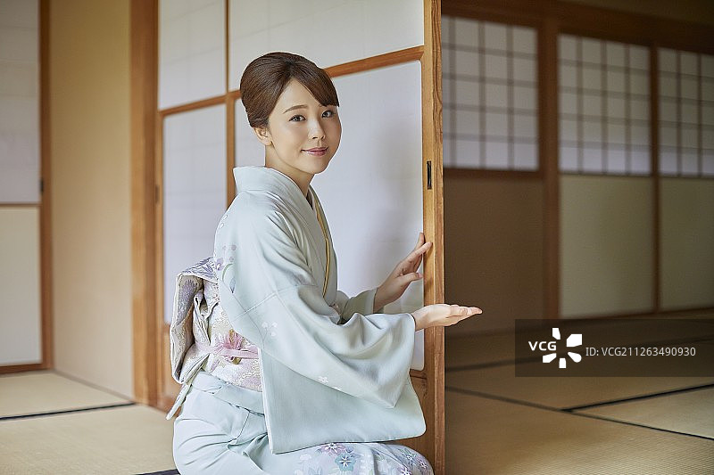 穿着传统和服的年轻日本妇女图片素材