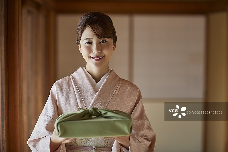 穿着传统和服的年轻日本妇女图片素材