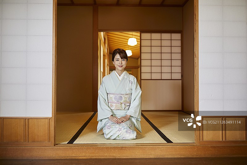 穿着传统和服的年轻日本妇女图片素材