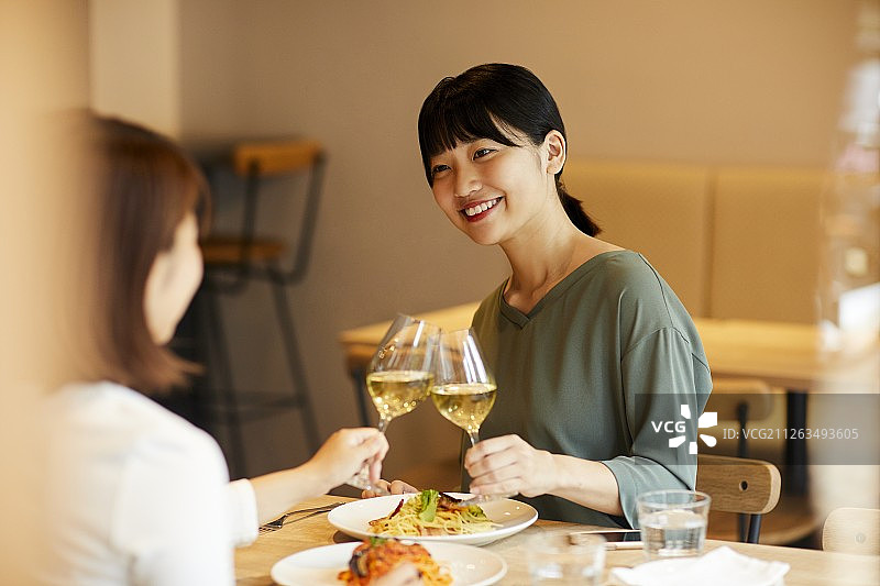 餐馆里的日本女人图片素材