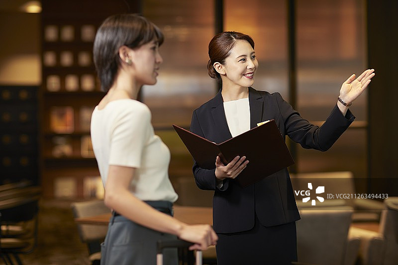 年轻女人在酒店办理入住图片素材