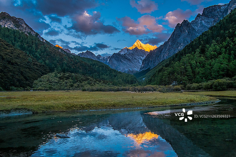 夏诺多吉神山图片素材