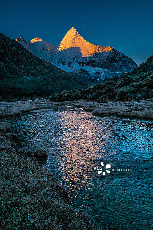 央迈勇神山图片素材