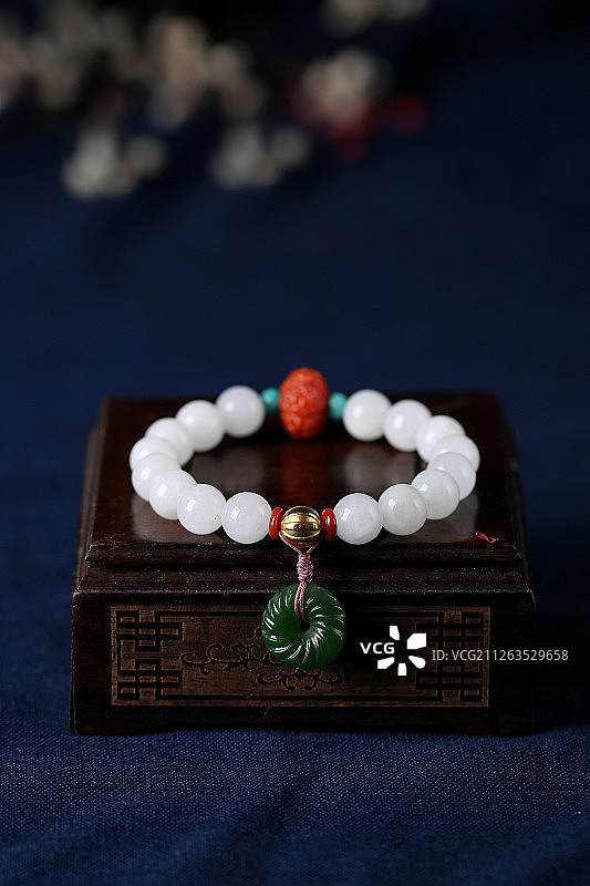 和田羊脂白玉佛珠手串图片素材