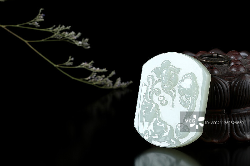 和田羊脂白玉雕刻件图片素材