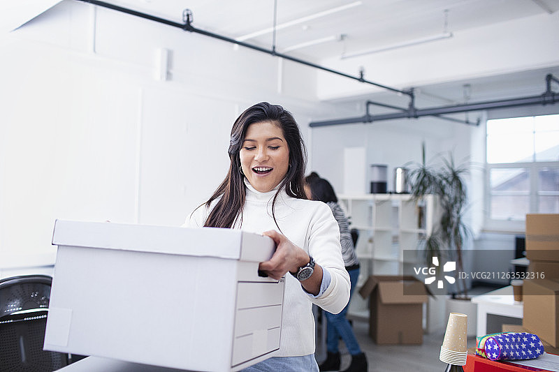女商人搬进新办公室图片素材