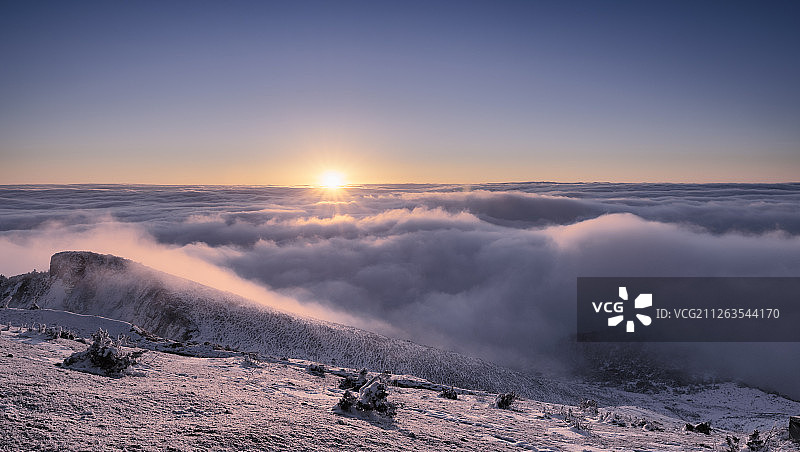 雪山云海日出图片素材