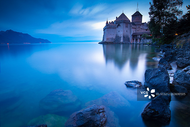 月光下平静的湖面上，中世纪城堡的倒影图片素材