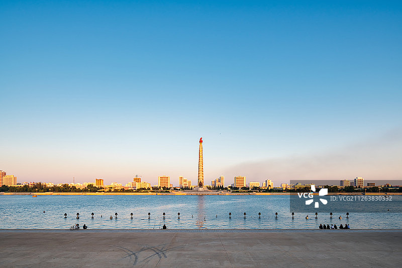 朝鲜平壤主体思想塔黄昏日落风光图片素材