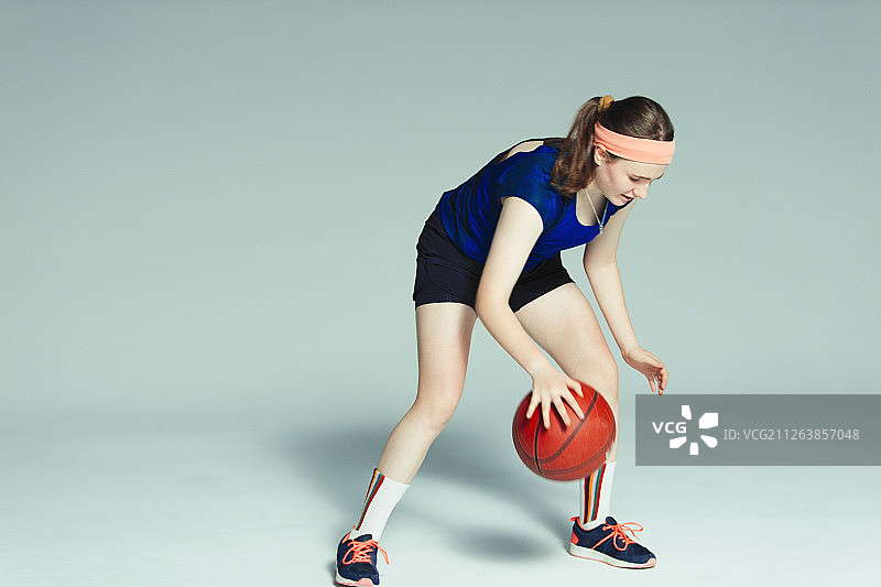 运球的少女篮球运动员图片素材