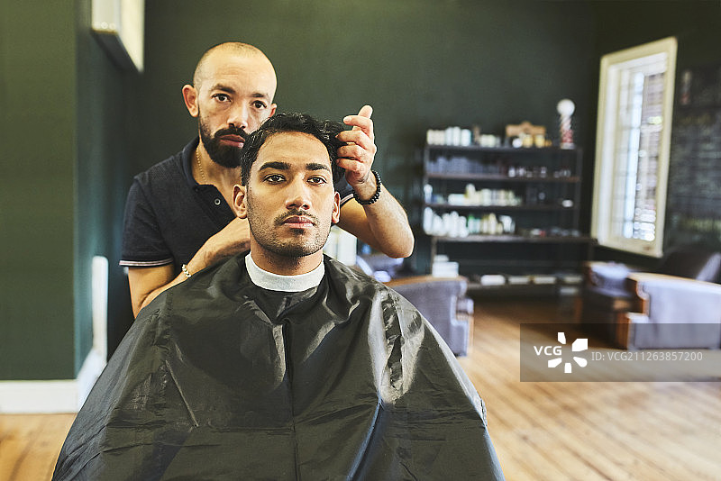 理发师为顾客理发图片素材