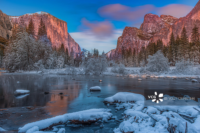 幽幽峡谷别样红图片素材