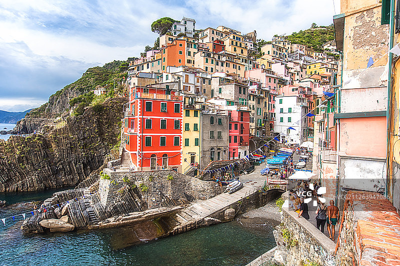 意大利知名地标性景点美丽阳光下五渔村海边风景图片素材