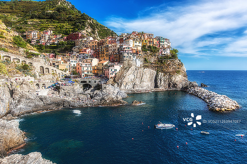 意大利知名地标性景点美丽阳光下五渔村海边风景图片素材