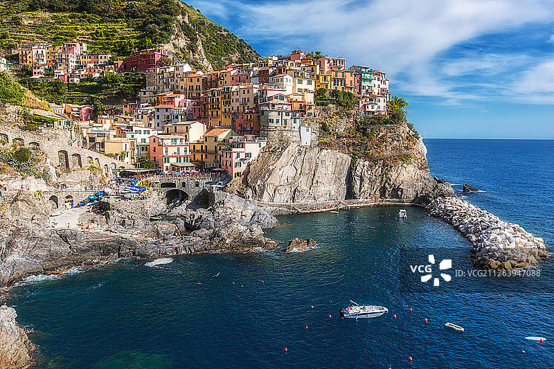 意大利知名地标性景点美丽阳光下五渔村海边风景图片素材