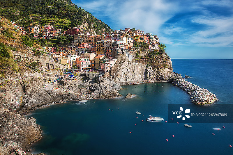 意大利知名地标性景点美丽阳光下五渔村海边风景图片素材