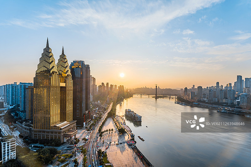 中国重庆长江沿岸金色的高楼高视角黄昏风光图片素材