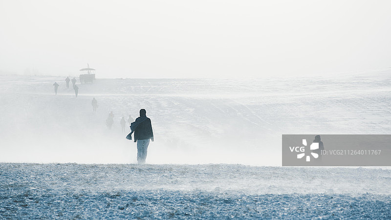 暴风雪中的背影图片素材