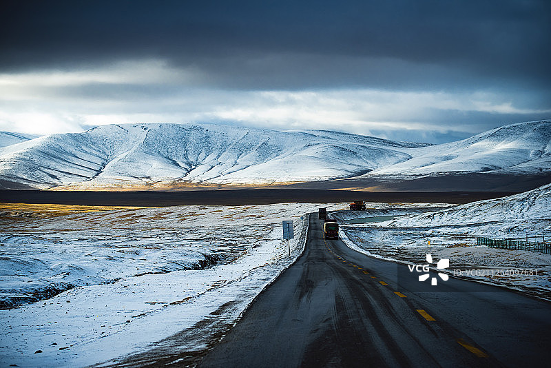 汽车行驶在青藏高原109国道上图片素材