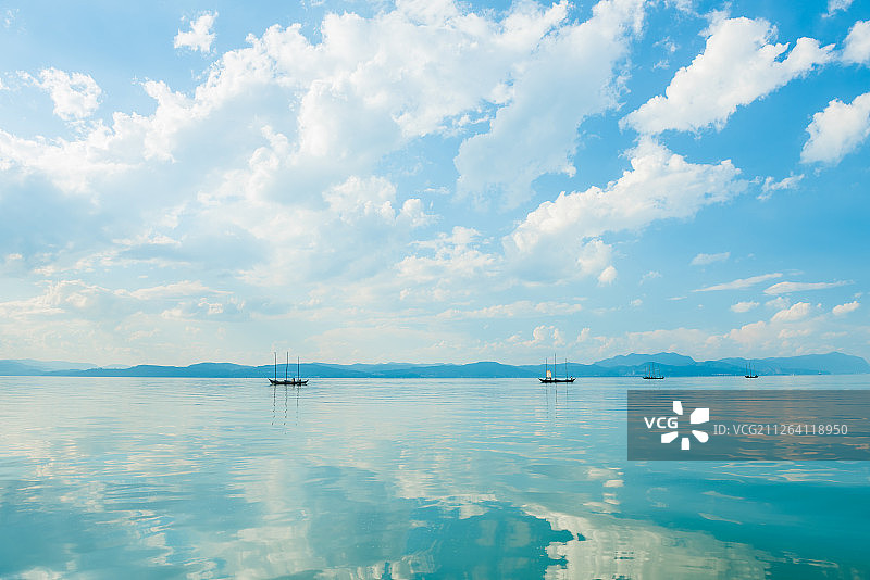 秋天中午云南昆明滇池中捕鱼的帆船图片素材