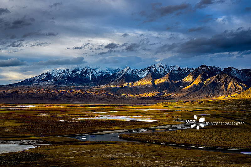 “冰山之父”慕士塔格峰脚下，塔合曼湿地金色的黄昏图片素材