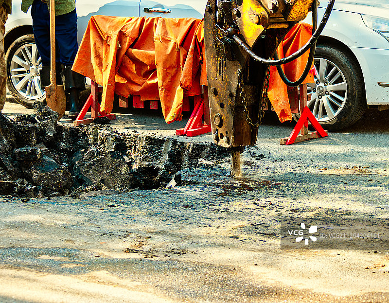 工程机械破坏沥青路面图片素材