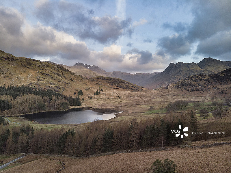 英国湖区布莱塔恩和兰谷山脉壮丽的无人机航拍日出景观图片素材