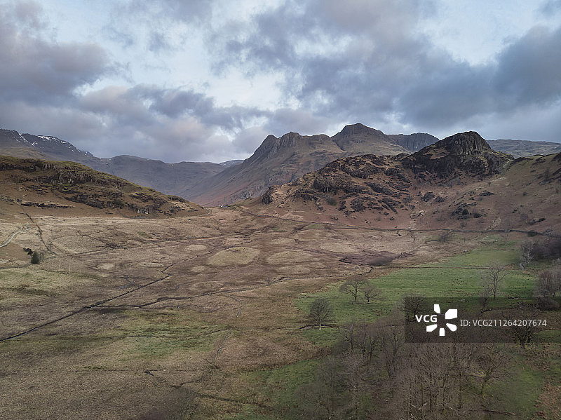 英国湖区布莱塔恩和兰谷山脉壮丽的无人机航拍日出景观图片素材
