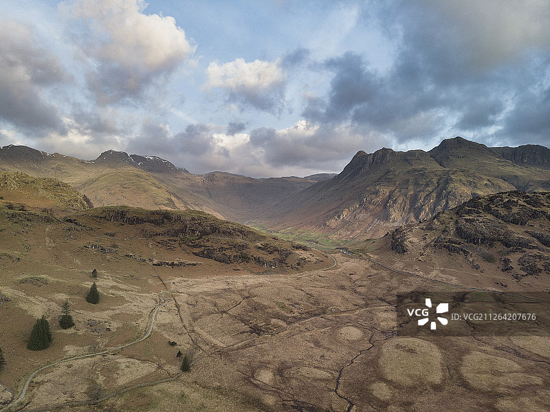 英国湖区布莱塔恩和兰谷山脉壮丽的无人机航拍日出景观图片素材