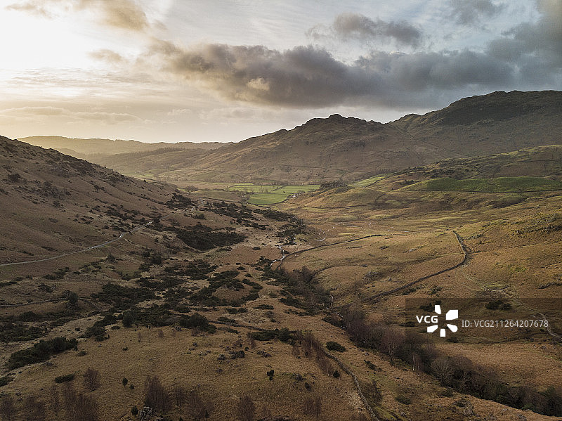 英国湖区布莱塔恩和兰谷山脉壮丽的无人机航拍日出景观图片素材