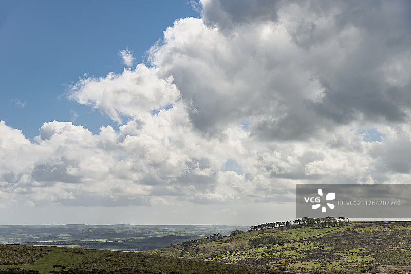 美丽的春季风景图片，从德文郡达特穆尔国家公园观看图片素材