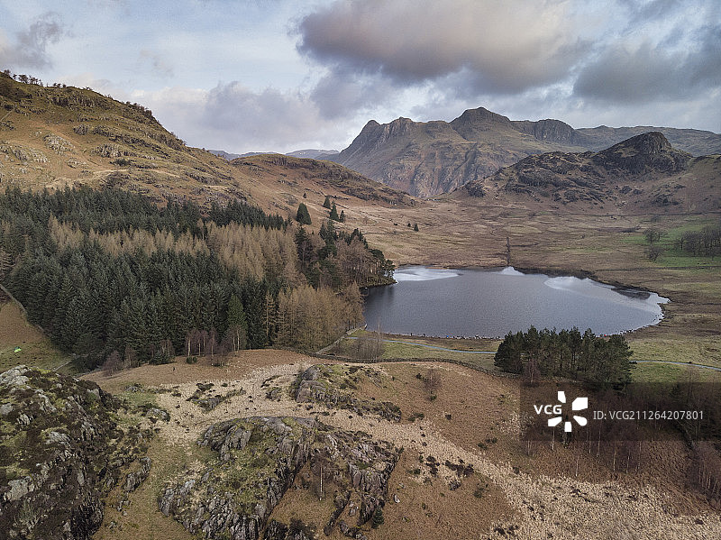 英国湖区布莱塔恩和兰谷山脉壮丽的无人机航拍日出景观图片素材