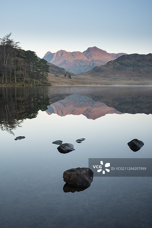 Lake District中Blea Tarn上迷人的秋季日出，远处是High Raise和The Langdales图片素材