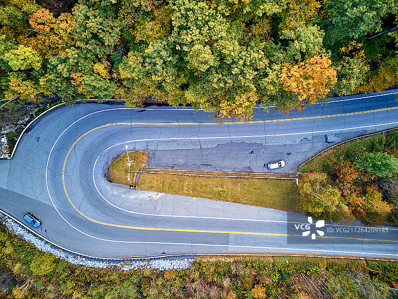 风景优美的莫霍克小径秋季发卡弯，美国马萨诸塞州，新英格兰秋色航拍图片素材