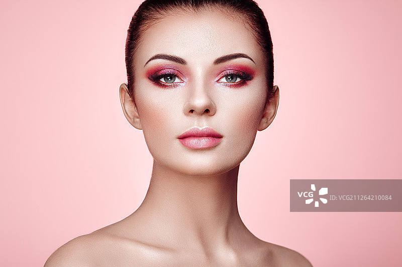 拥有洁净肌肤的年轻漂亮女人，完美妆容图片素材