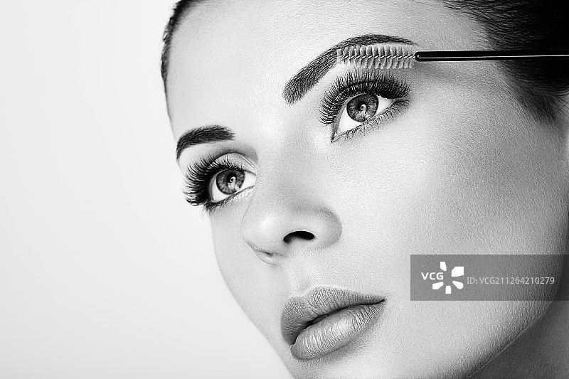 佩戴超长假睫毛的美丽女人，睫毛嫁接，化妆品，美容护肤图片素材