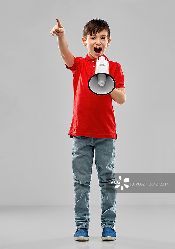 儿童权利宣传：小男孩对着灰色背景的扩音器喊话图片素材