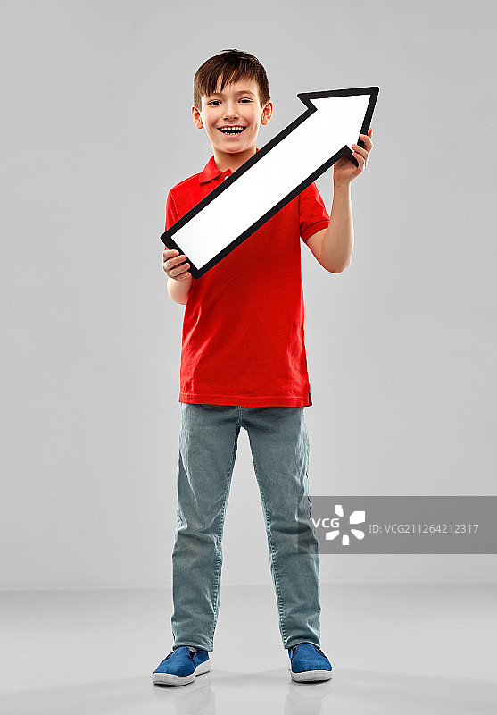 儿童手持白色箭头指示方向图片素材