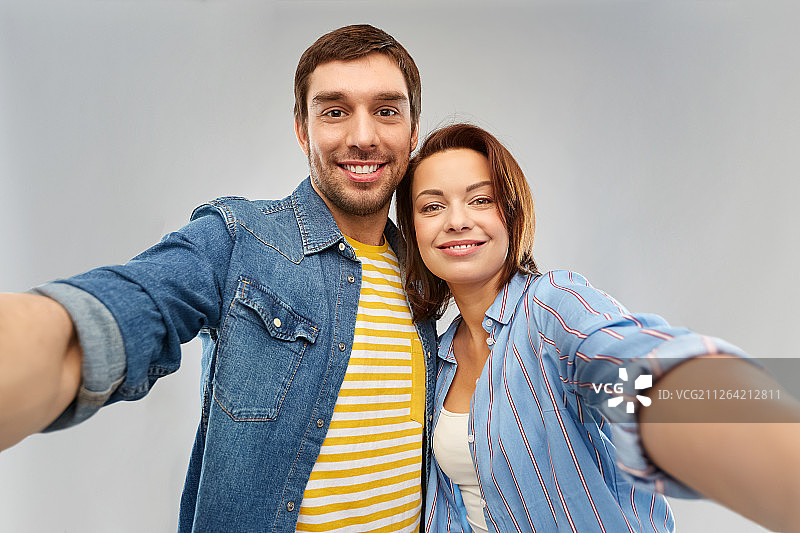 幸福情侣灰色背景自拍图片素材