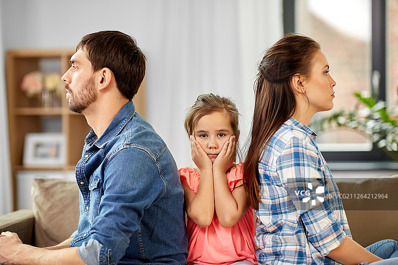 家庭问题，离婚概念：不快乐的父母和悲伤的小女儿图片素材