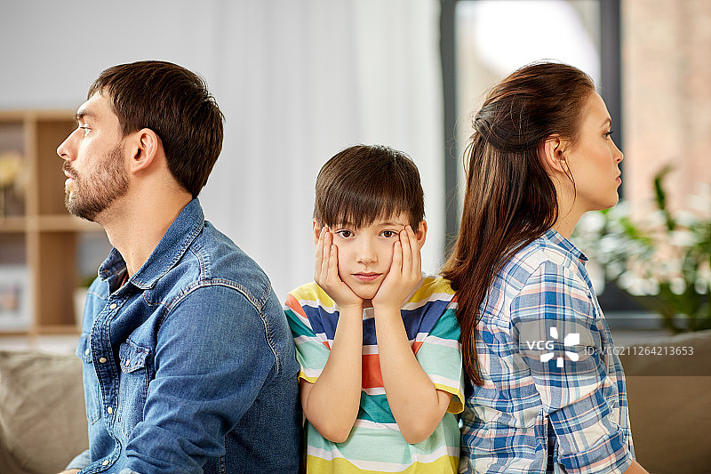 家庭问题：不快乐的父母和悲伤的儿子图片素材