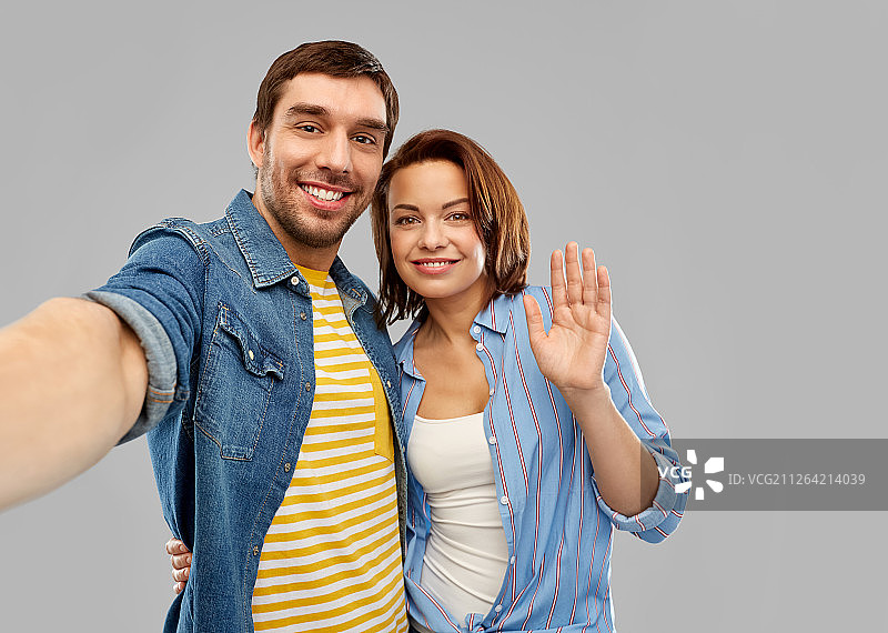 幸福情侣灰色背景自拍图片素材