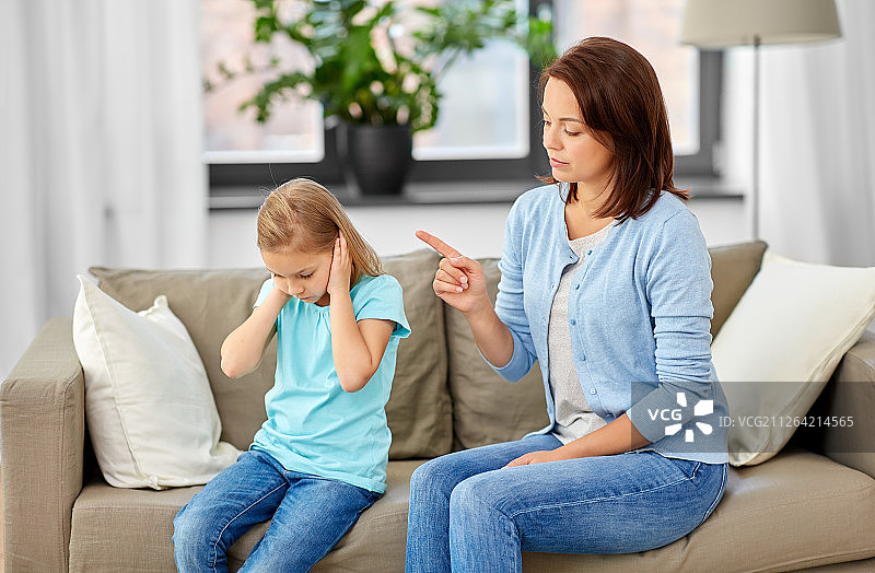 愤怒的母亲在家责骂女儿图片素材